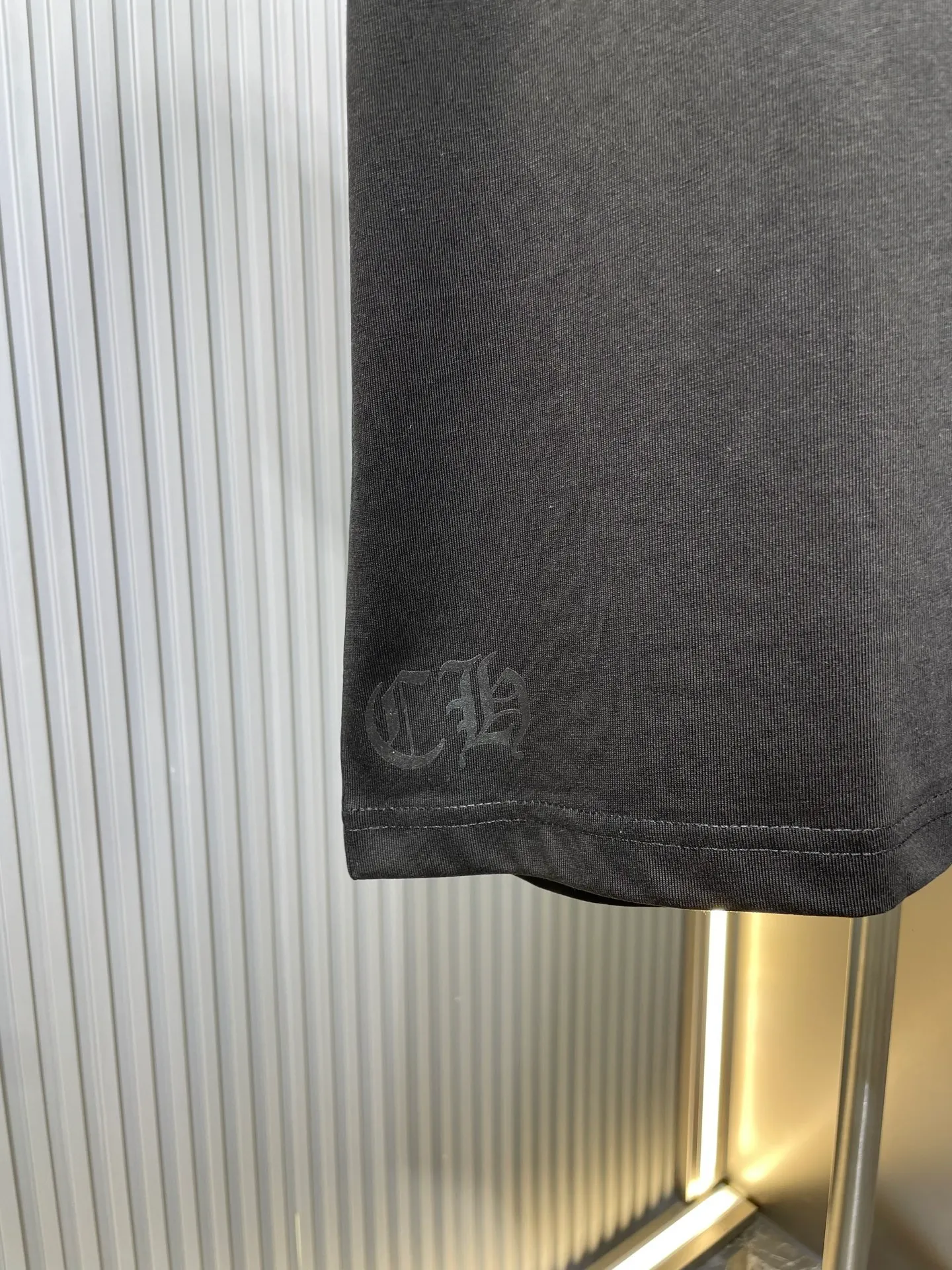 🅿️280 Heart CH 🌟【Top original item】Shadow cross short-sleeved T-shirt on the back. Made of customized 205G 26s 100% distilled cotton fabric, the upper body feels comfortable on the skin. Custom woven and dyed, the color is 100% consistent. The logo is made using imported screen glue printing technology, with a full three-dimensional feel and perfect details. The entire set of accessories is independently developed, and every small detail is perfectly presented. Size: s m l